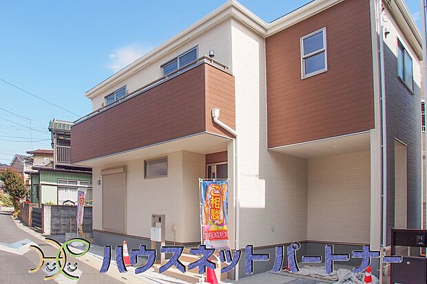 街に溶け合う美しい景観と、採光や風通しを考えて設計された間取り。近隣の視線を考え調整した窓位置など、外観だけでなく、住まうご家族の心地よさを最優先しました。