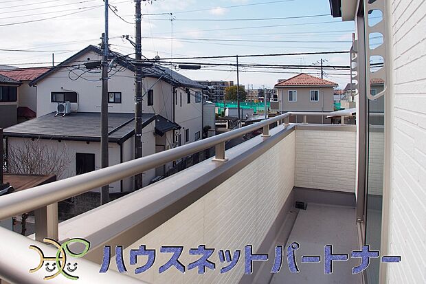 朝の澄んだ空気や、夕方に吹く清々しい風を五感で感じられるバルコニー。住まいの中で唯一屋外にあって、本当の自然を感じられるスペースです。