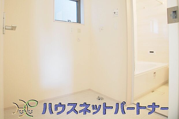 洗面室のある脱衣所は広々。脱いだお洋服をそのままお洗濯。