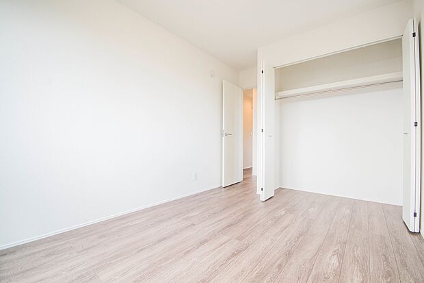 バルコニーに直接出入りできるお部屋です。ちょっと外の空気を吸いたい時や、ベランダでミニガーデニングなども楽しめそうです。