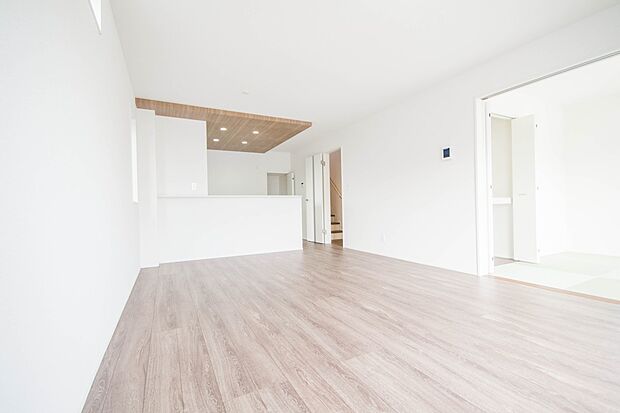 リビングは、食事スペースと寛げる場所設けてもまだ余裕の広さ。明るい光が照らしてくれます。