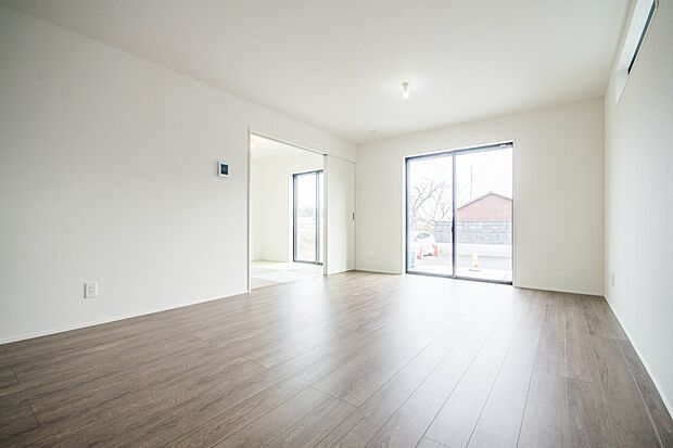 明るく開放的なダイニング。家族とのコミュニケーションが取りやすく、みんなの笑顔が溢れます