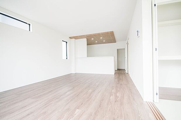 通風・採光に優れ、心地よい光と風が溢れています。 贅沢で豊かな居住性と、プライドを満たすクオリティが見事に調和した住空間。新築ならではの快適なひとときをご体感頂ける筈です。