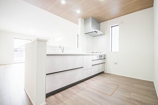 三口コンロで料理の幅を拡げてくれる使いやすいシステムキッチンを採用。洗い場も大きいので野菜や食器を洗ったりする際にも捗り、奥様の強い味方となってくれるはずです。