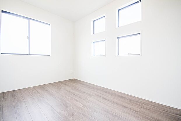 明るい窓のあるお部屋は子供部屋にぴったり。可愛い家具で素敵なお部屋に。