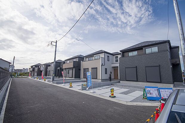 前面道路の日当たりの良い明るいお家。