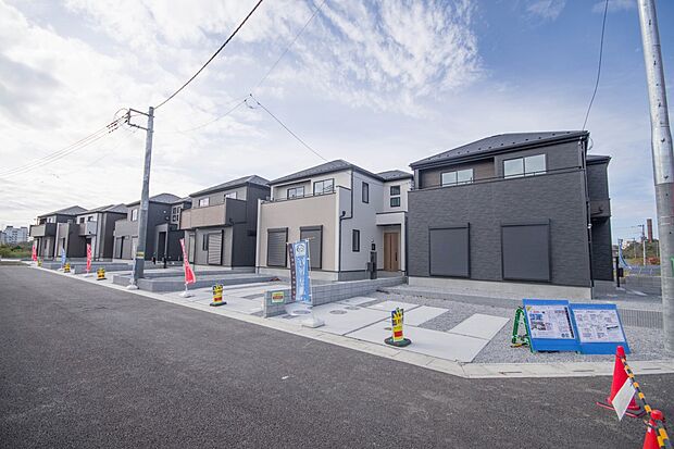 街に溶け合う美しい景観と、採光や風通しを考えて設計された間取り。近隣の視線を考え調整した窓位置など、外観だけでなく、住まうご家族の心地よさを最優先しました。