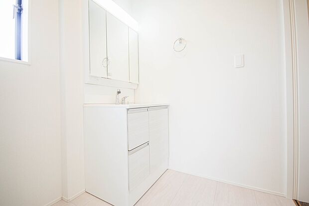 洗面室のある脱衣所は広々。脱いだお洋服をそのままお洗濯。