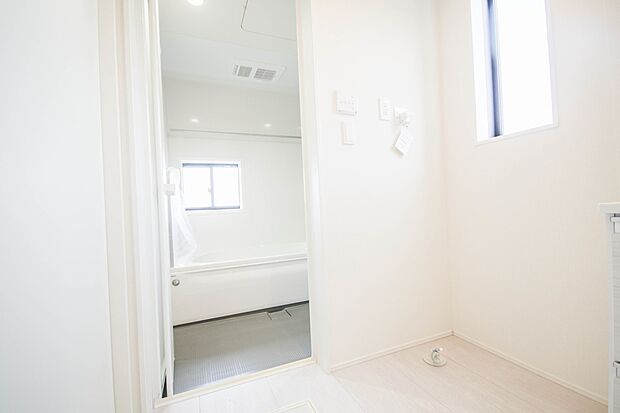 毎日使う洗濯機。しっかりと奥行きのある置き場が確保されています。