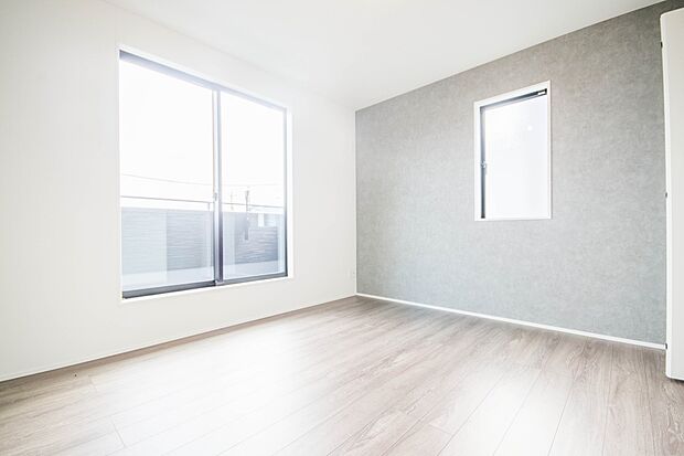 独立性を高めたお部屋。たっぷりの収納も配備しており、片付いた空間を現実出来そう。陽光も降り注ぐ明るく開放的な空間が魅力的。