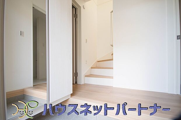 ミラー付シューズボックス。背の高いシューズボックスは、スタンドミラーにもなって全身のコーディネートチェックが可能。朝の身だしなみチェックに最適です。