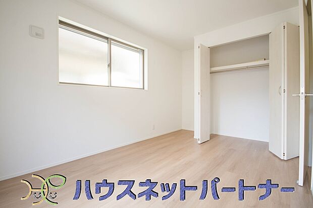 陽射しが差し込む明るいお部屋。朝は太陽の光を浴びて一日の始まりです。広いクローゼットも有難い。