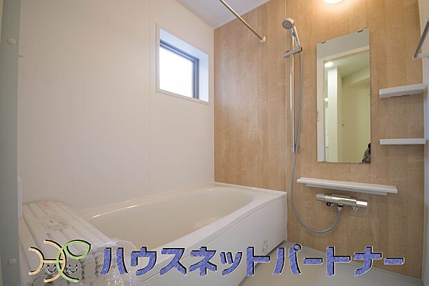 窓がある浴室は心地よいバスタイムを演出してくれます。たまには本を読みながら半身浴もいいですね。