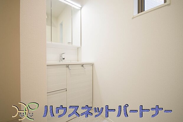 美しく洗練された空間に演出しました。顔を洗って一日が始まり、歯を磨いて一日が終わる。洗面化粧台にそんな思いを込めて造り込みました。