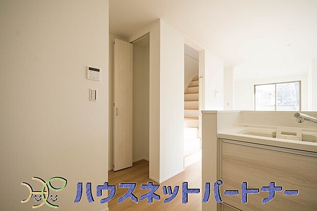 パントリー（食料庫）常温保存できるパン、お米、調味料、缶詰など、日常的に使うものや未開封の食品の収納にぴったり。棚にものを並べて収納すれば、何が足りないのかひと目で確認できます。