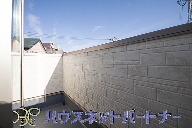 南バルコニーから差し込む陽光・通風は、住環境・快適性と共に有り続ける貴重な「財産」です。この新築戸建に住まう事で手に入れるものは、きっと日常にとっても貴重な存在となるはずです。