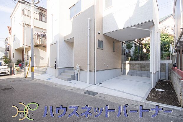 ビルトインガレージは、風に強い。台風のような風の強い日、どこから飛んでくるかわからない小さなゴミや小石などから車を守ります。