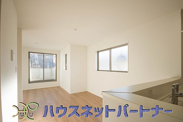 雑誌の一コマのようなダイニング。収納も豊富で機能的です。