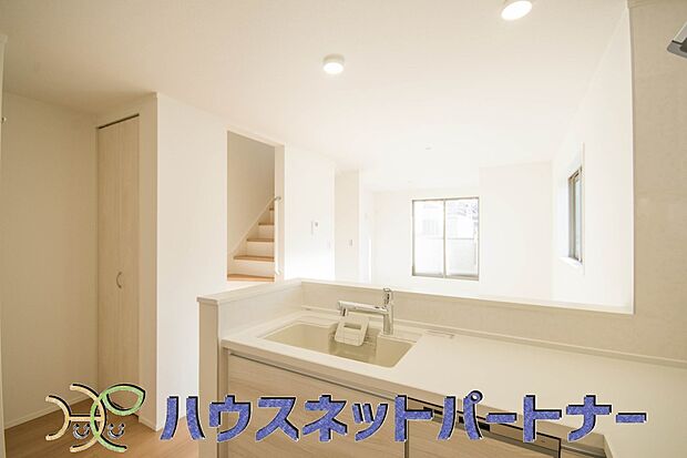 三口コンロで料理の幅を拡げてくれる使いやすいシステムキッチンを採用。洗い場も大きいので野菜や食器を洗ったりする際にも捗り、奥様の強い味方となってくれるはずです。