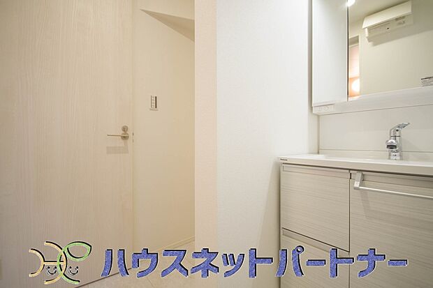 広い脱衣所、洗面台も大きなサイズを設置。建売では見ない広さと解放感。