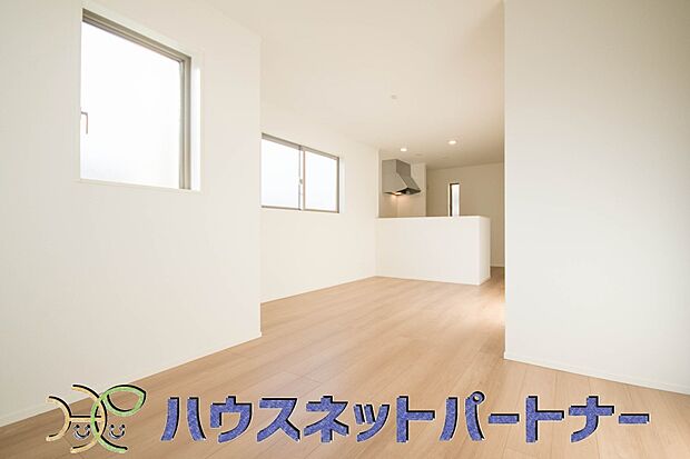 明るく開放的なダイニング。家族とのコミュニケーションが取りやすく、みんなの笑顔が溢れます