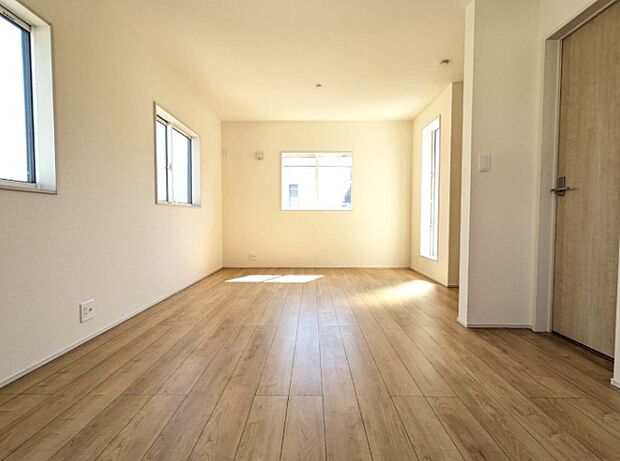 ベッドを置いて主寝室をイメージ。それでも広々してますね。