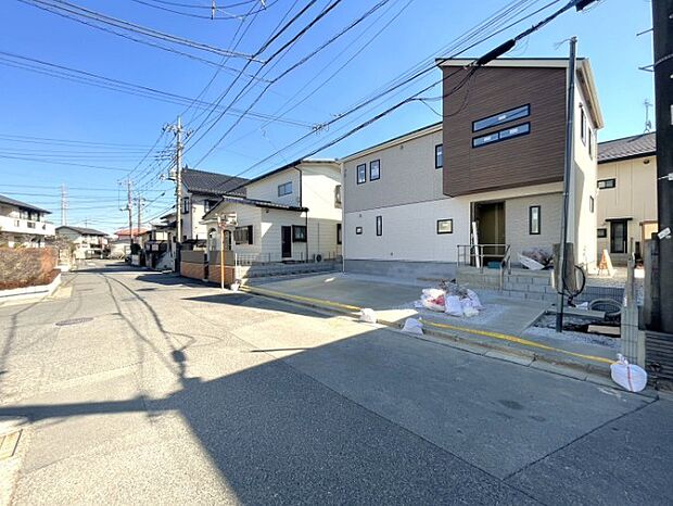 街に溶け合う美しい景観と、採光や風通しを考えて設計された間取り。近隣の視線を考え調整した窓位置など、外観だけでなく、住まうご家族の心地よさを最優先しました。