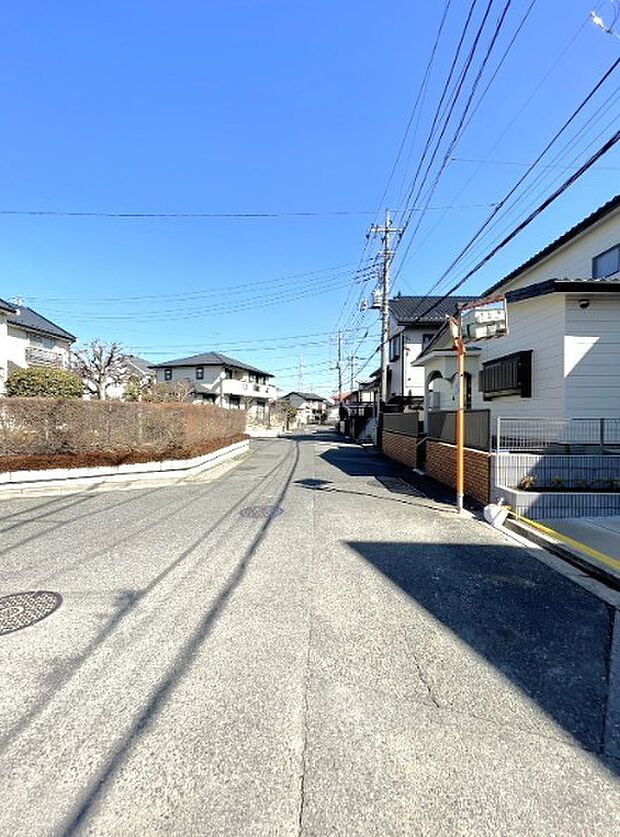 前面道路の日当たりの良い明るいお家。
