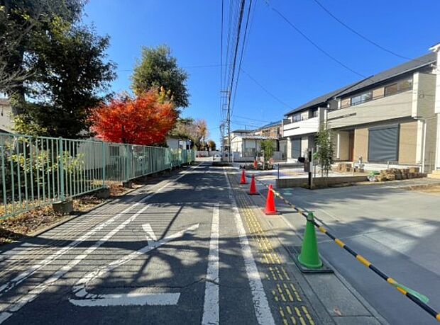 前面道路の日当たりの良い明るいお家。