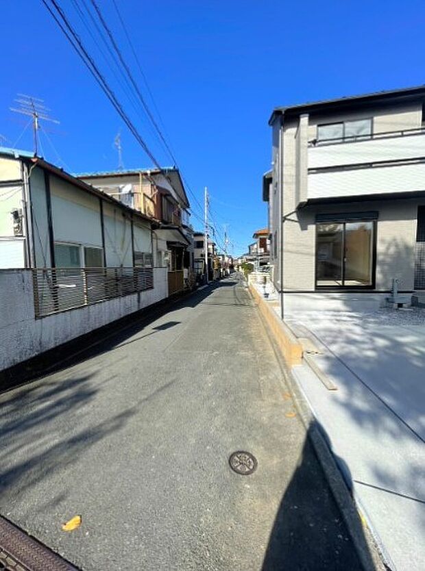 前面道路でお車を駐車するのも楽々。