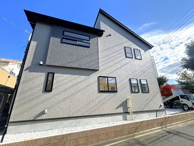 ここから始まる「日常」はご家族にとってかけがえのない時間となります。少しでも豊かに、快適に。そんな想いから本邸宅は生まれました。