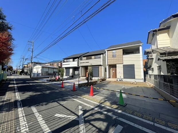 ゆったりとした駐車スペースを確保いたしましたので、大きめのお車でも駐車可能です。自転車やバイクなど、ゆとりのある敷地で置き場所に困ることはないでしょう。
