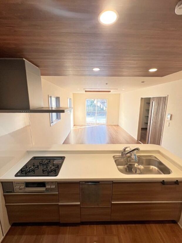 家族の様子を見ながらキッチンでお料理。一日の出来事を会話しながらの家事は嬉しいコミュニケーション。