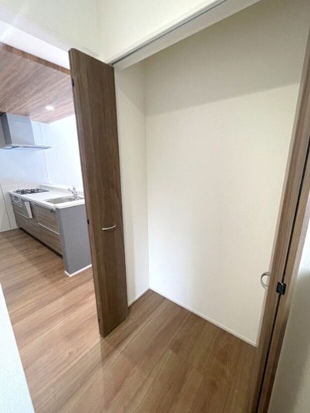 パントリー（食料庫）常温保存できるパン、お米、調味料、缶詰など、日常的に使うものや未開封の食品の収納にぴったり。棚にものを並べて収納すれば、何が足りないのかひと目で確認できます。