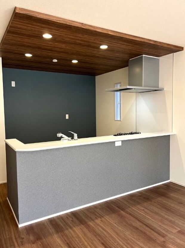 カウンターキッチンなら、リビングで遊ぶ子供の様子を見ながら料理ができるので安心です。料理を運んでもらったり、子供にお手伝いしてもらいやすいのもいいですね♪