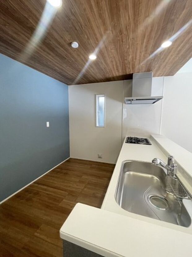 三口コンロで料理の幅を拡げてくれる使いやすいシステムキッチンを採用。洗い場も大きいので野菜や食器を洗ったりする際にも捗り、奥様の強い味方となってくれるはずです。