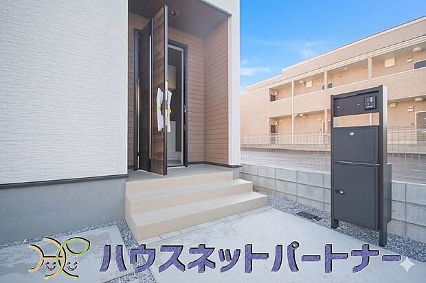 家の顔となる玄関は、デザインが求められます。高級感と断熱性、防犯性に優れた玄関ドアを標準装備。ピッキング対策のセキュリティサムターン等、防犯に考慮しました。