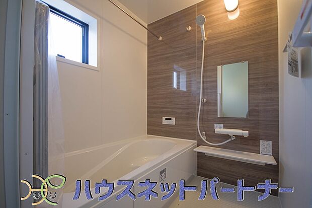 心地よいバスタイムを演出する浴室はゆとりあるサイズを採用。保温機能付き、汚れをはじく有機ガラス系の新素材を採用した浴室。美しく機能的な設備を採用。