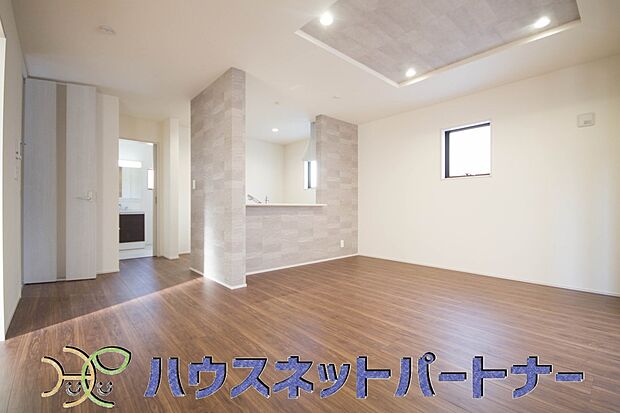 キッチン吊戸棚を無くす事によって、コミュニケーションを重視した設計に致しました。区画によって変わる一体感を、実際にご覧になって頂けましたらと思います。