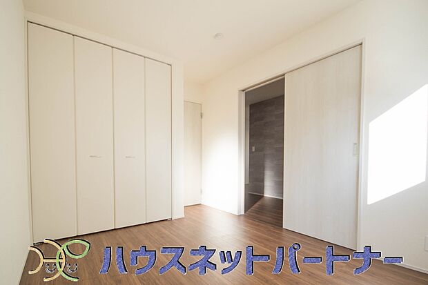 【リビング隣の洋室】 リビングの続き間としても利用できる洋室。普段は子供の遊び場やご両親様のお部屋として、急な来客の場合は襖を締め切り客間としても利用可能。