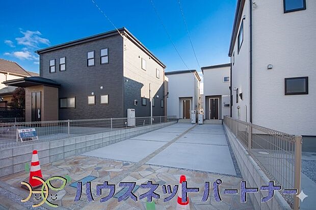 街に溶け合う美しい景観と、採光や風通しを考えて設計された間取り。近隣の視線を考え調整した窓位置など、外観だけでなく、住まうご家族の心地よさを最優先しました。