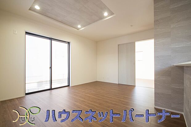 天井の中央部分を周囲より一段高くとったデザインを折上天井といいます。部屋に立体的な奥行きを生み出し、スタイリッシュな空間を演出します。天井を広く見せる視覚的効果も。