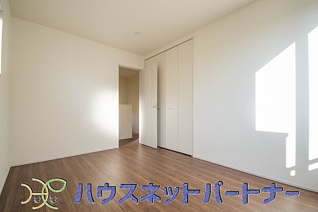 日差しが差し込む明るいお部屋。朝は太陽の光を浴びて一日の始まりです。