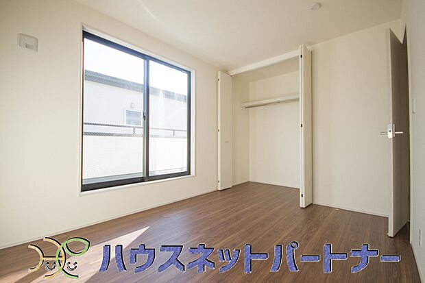明るい窓のあるお部屋は子供部屋にぴったり。可愛い家具で素敵なお部屋に。