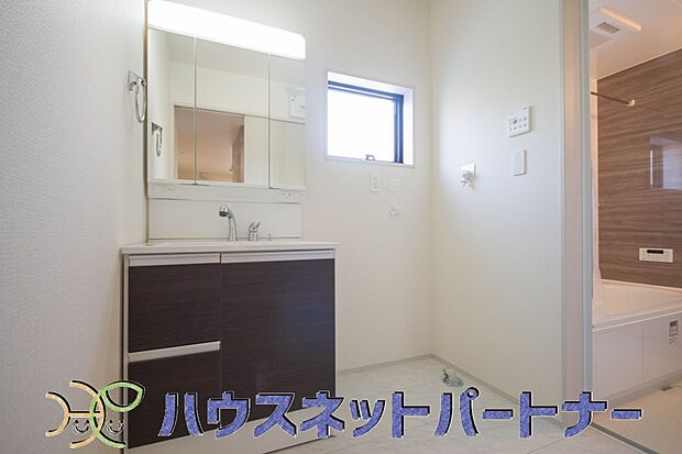 ミラーを手前に引けば、楽な姿勢で髭剃りやメイクができます。合わせ鏡にすればヘアスタイルのチェックもラクラク。洗面化粧台のミラー裏にはたっぷり入る収納スペースを設けています。