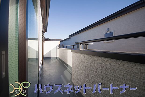 朝の澄んだ空気や、夕方に吹く清々しい風を五感で感じられるバルコニー。住まいの中で屋外にあって、本当の自然を感じられるスペースです。