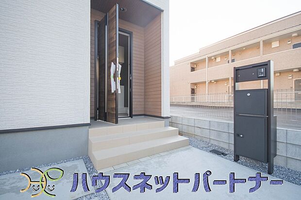 家の顔となる玄関は、デザインが求められます。高級感と断熱性、防犯性に優れた玄関ドアを標準装備。ピッキング対策のセキュリティサムターン等、防犯に考慮しました。