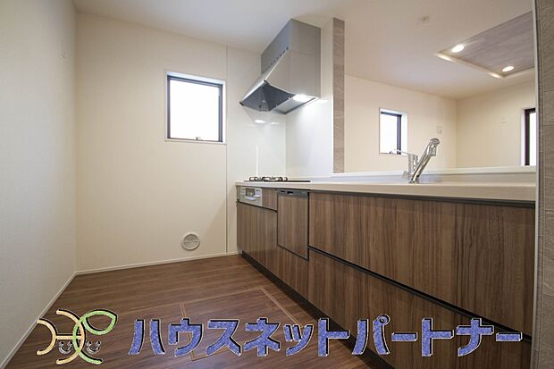 木目調のキッチンは落ち着いた雰囲気で収納もたくさん。嬉しい食洗器付です。汚れも目立ちません。