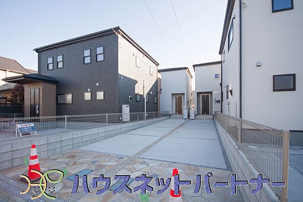 街に溶け合う美しい景観と、採光や風通しを考えて設計された間取り。近隣の視線を考え調整した窓位置など、外観だけでなく、住まうご家族の心地よさを最優先しました。