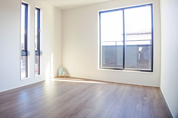 独立性を高めたお部屋。たっぷりの収納も配備しており、片付いた空間を現実出来そう。陽光も降り注ぐ明るく開放的な空間が魅力的。